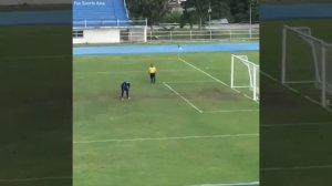 Вратарь опозорился на весь мир, празднуя отбитый пенальти