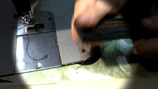 Советский монстр ПМЗ 3823. Кожу, доски, жесть и фанеру легко прошивает эта мощная швейная машина!