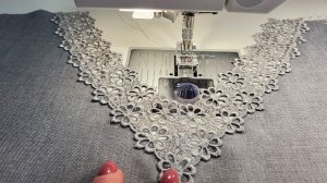 Главный секрет шитья V-образного выреза с кружевом