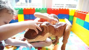 ОГРОМНЫЙ Т РЕКС Против Маленьких Фигурок Колоссальный Тираннозавр Jurassic World