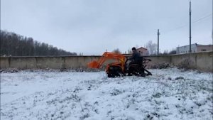 На гусеницах минитрактор или мотоблок МТЗ - просто не чувствует сопротивления!!!