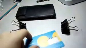 Как сделать подставку для телефона из зажимов и карточки