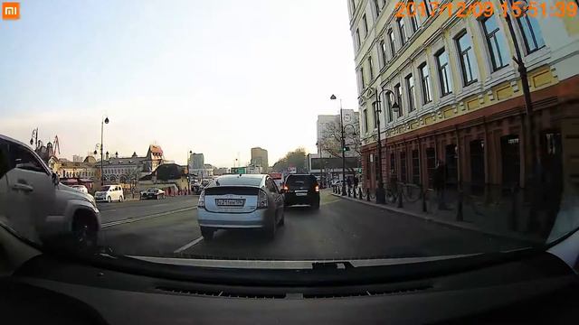 Водитель внедорожника проехал на красный свет смотреть онлайн