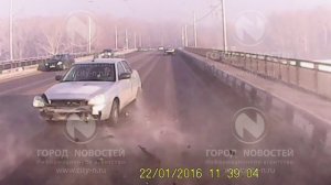 Приора врезалась в отбойник на мосту