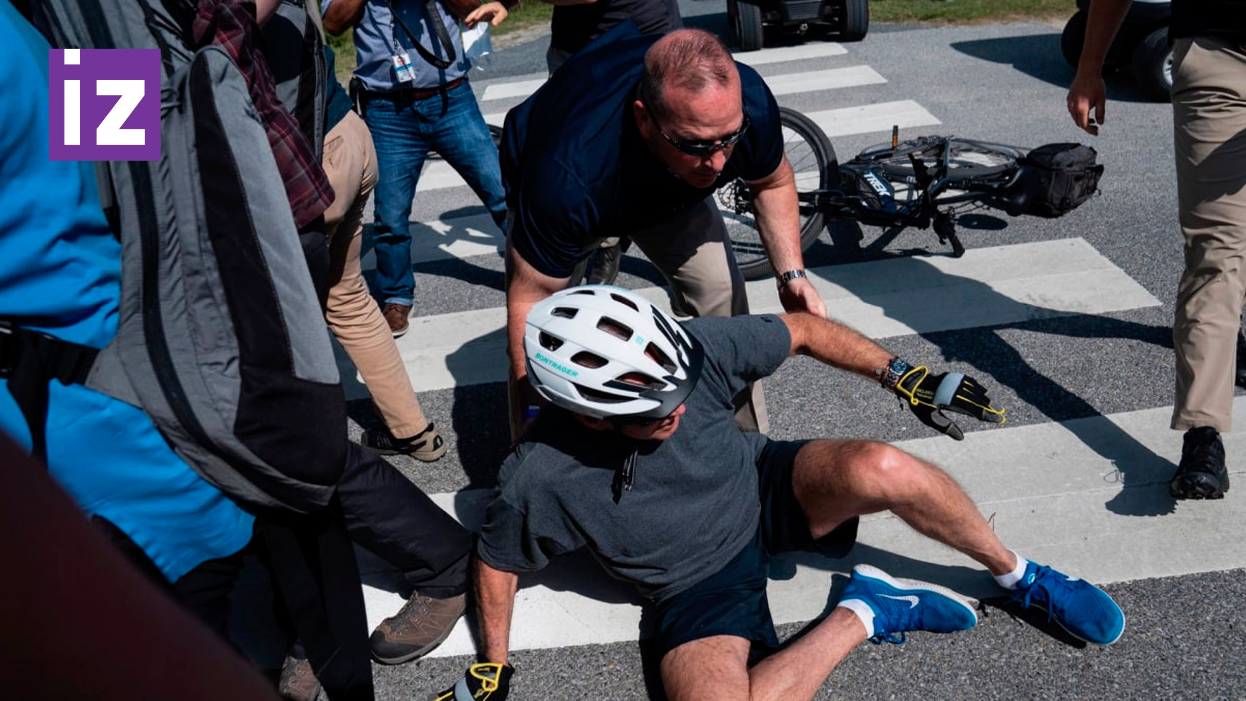 Видео с велосипедистом. Джо Байден падает с велосипеда. Джо Байден упал с велосипеда во время прогулки. Джо Байден на велосипеде. Байлен впал с велосипеда.