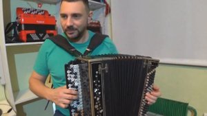 Колхозный панк на баяне исполняет Алексей Лис