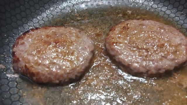 Вкусные и сочные бургеры из мраморной говядины на сковороде