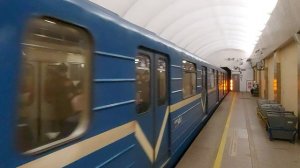 Прибытие метропоезда на станцию Выборгская, Санкт-Петербург