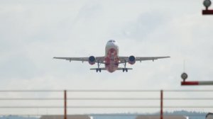 Эйрбас А320 авиакомпании Air Berlin взлетает из аэропорта Дюссельдорфа.