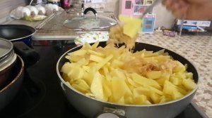 ЖАРЕНАЯ КАПУСТА  КВАШЕНАЯ И КАРТОШКА