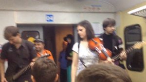 Музыканты в электричке, почти оркестр