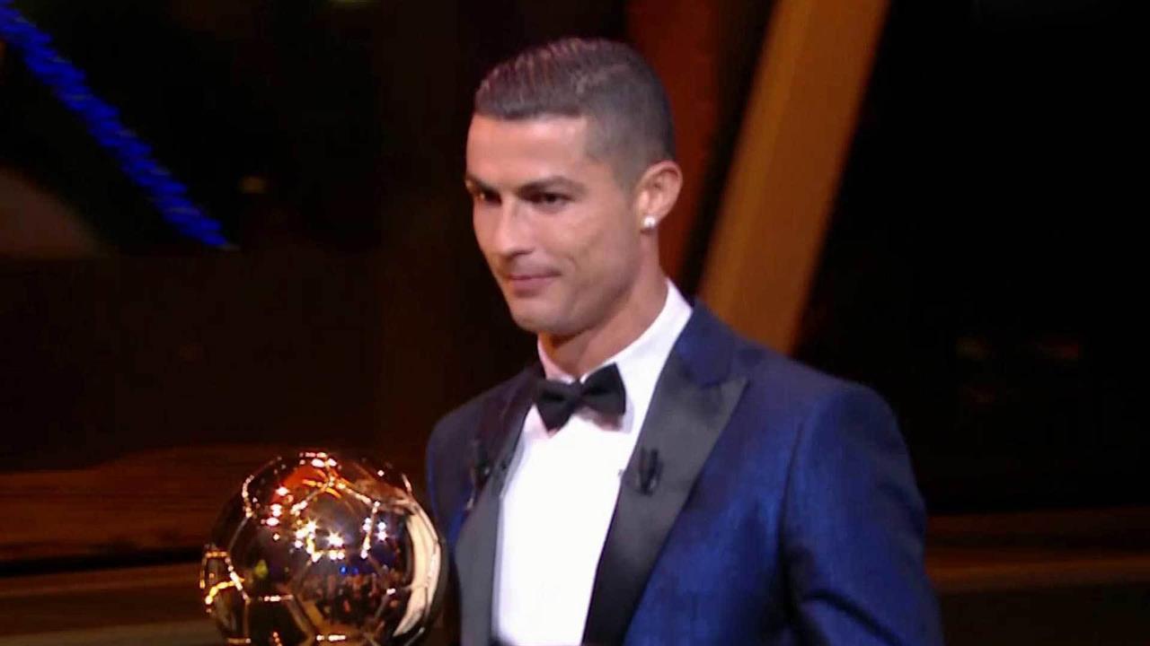 В Париже вручили "Золотой мяч" лучшему футболисту года по версии журнала France Football