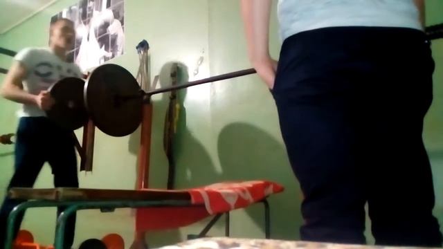 Жим штанги лёжа на горизонтальной скамье, 65 кг смотреть онлайн
