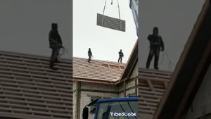 безопасный и быстрый подъем металлочерепицу на крышу краном