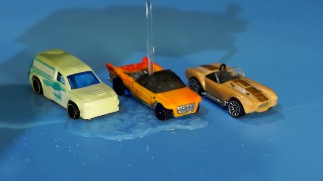 Водный Бластер Нёрф vs Машинки Хот Вилс меняющие цвет. Игрушки на русском языке смотреть онлайн