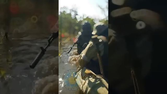 Российские бойцы выходят с позиций по пояс в воде