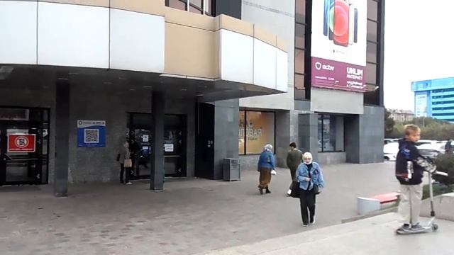 Караганда | у ЦУМа фишки на самокатах выделывают дети летом 2021 года