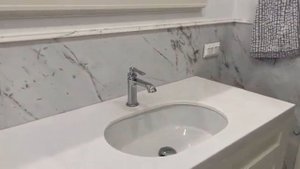 Стены из мрамора Statuario (Статуарио) в ванной комнате в Москве