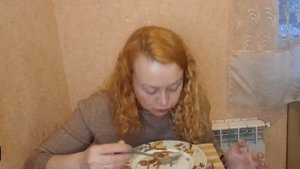 Мукбанг на кухне с Ксюшей/гречневые макароны и мойва/еда на камеру