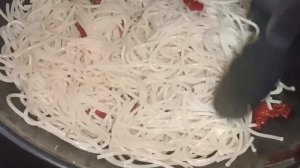 Спагетти с вялеными помидорами!