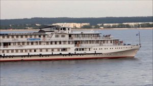 Теплоход Космонавт Гагарин проходит Ульяновск 17 07 2022г