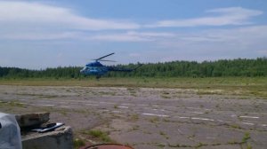 Взлет и посадка вертолета Ми-2. Ужасный свист от двигателей!
