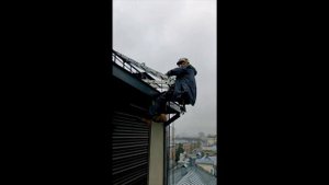 Безопасный спуск с крыши. Выход через лестницу