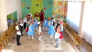 Вход с осенними листочками (средняя группа)