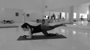 Подъем прямой ноги назад в упоре на локтях