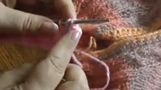 Оригинальный кардиган спицами из пряжи секционного окрашивания