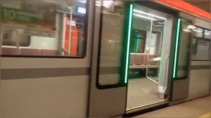 новый поезд метро СПБ Балтиец на станции метро гражданский проспект.