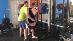 Мурад Алибегов,  приседания   315 кг на 3 раза в бинтах ( без ремня)!