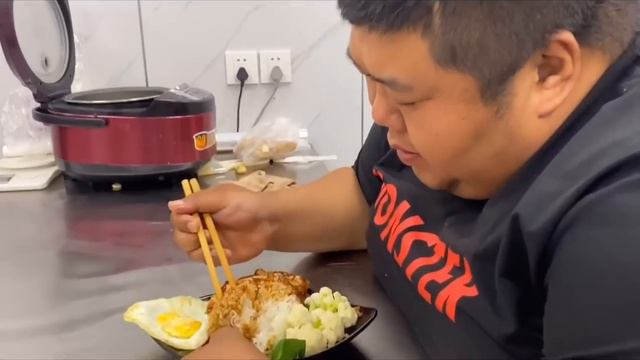 猴哥接儿子放学，给他做最爱吃的“照烧鸡腿饭”，肉嫩多汁一锅米饭都不够！【胖猴仔】