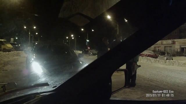 В Кирово-Чепецке бизнесмен угрожал прохожему пистолетом смотреть онлайн