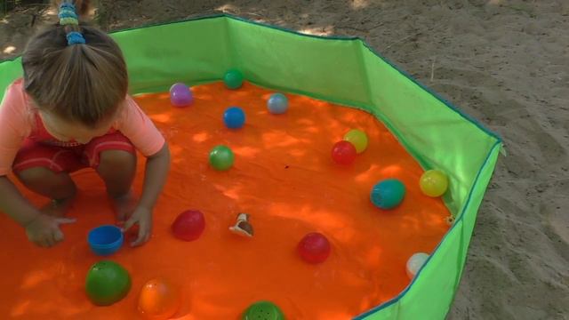 🌸Купаемся в бассейне открываем яйца с сюрпризом смотреть онлайн