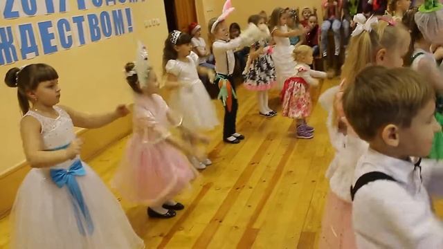 Борисов. Школа №24. 11ч.(19). 27 декабря 2016г. Новогодний утренник! Танцуют все на сцене и в зале! смотреть онлайн