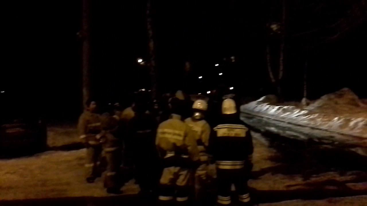 Пожар на Дементьева в Казани. Припаркованные во дворе машины блокировали проезд пожарной техники.
