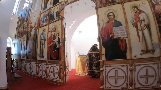 Дорогие братья сестры! Божественная служба в храме Святой Троицы смотреть онлайн