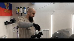 Полировка царапины на капоте автомобиля