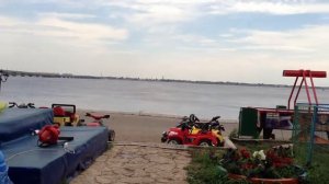 Детские аттракционы на набережной в Саратове.