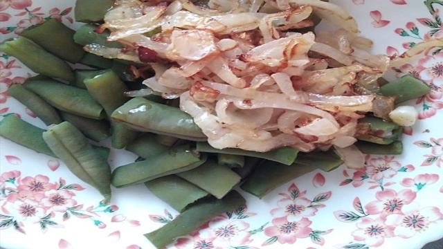 Салат со стручковой фасолью и сухариками