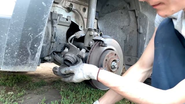 Как поменять колодки на Рено Сандера 2 (Renault Sandero Stepway)