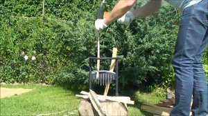 Колка дров с помощью ручного дровокола GreenWeen на BarbecueGrill.ru