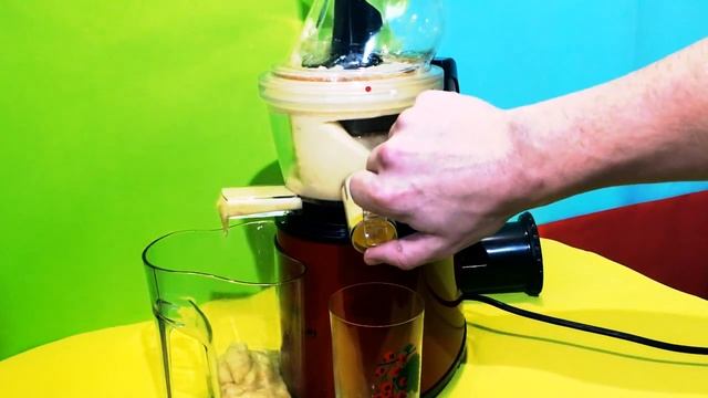 Делаю сок из бананов. Соковыжималка vs банан.Сок в домашних условиях своими руками.mp4 смотреть онлайн