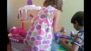 Играем детской кухней Хелло Китти play Hello Kitty kitchen HTI