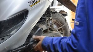 HONDA DIO 34 Глохне коли даєш газу!Чистка карбюратора!