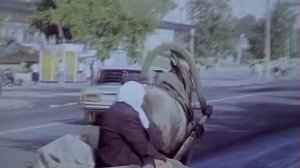 1988 год. Тюмень. Улица Республики: слева "Универсам", справа проехали "Юбилейный".