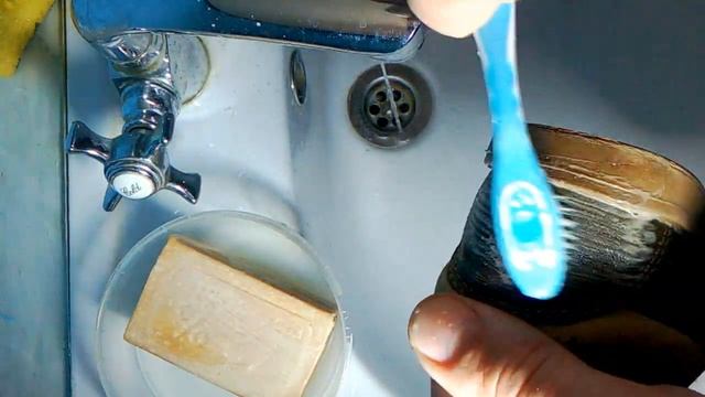 Моем и чистим обувь дома: хозяйственное мыло или жидкость для мытья посуды - что лучше? смотреть онлайн