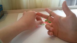 Как сплести обычный браслет из резинок?