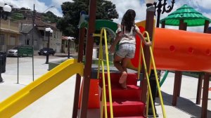 brincando no parquinho da pracinha  🎢